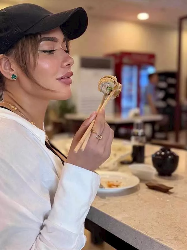 إطلالة غير متوقعة لزوجة النني الثانية…المتابعون في حاجة مش طبيعية